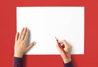 kağıt üzerine çizim eller