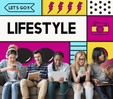 Arkadaşlar dijital cihazlar kullanarak 