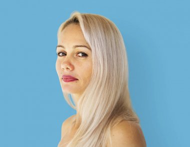 Çekici sarışın kadın. 