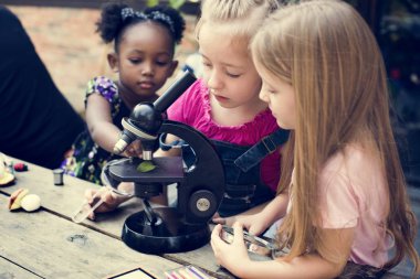 Çocuk bilim mikroskopla öğrenme