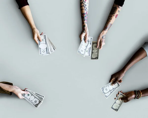 Mãos humanas segurando dinheiro — Fotografia de Stock