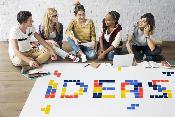 Étudiants travaillant ensemble sur un projet — Photo