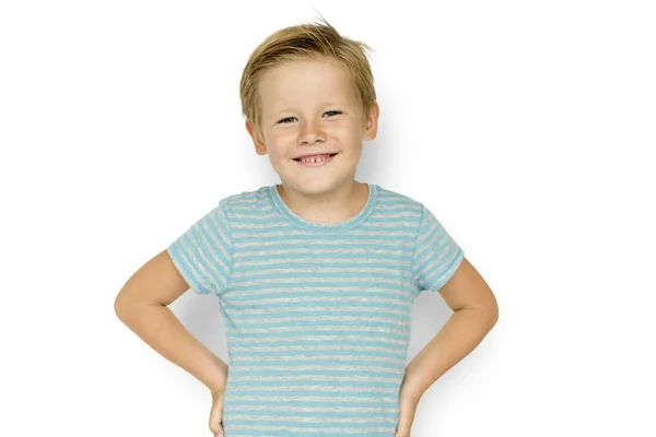 Хлопчик у стильній смугастій футболці — стокове фото