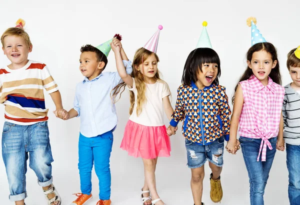 Enfants dans les chapeaux de fête — Photo