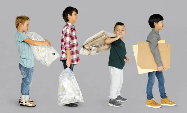 Bambini carryig riciclaggio della spazzatura — Foto Stock