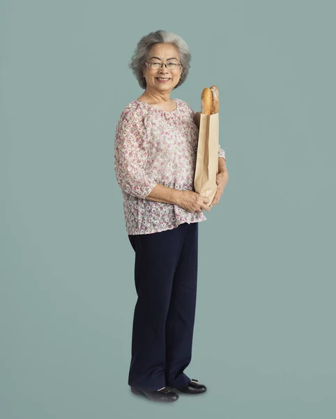 Жінка тримає багети — стокове фото