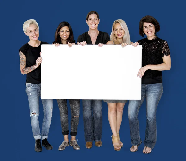 Mujeres sosteniendo banner en blanco de papel —  Fotos de Stock