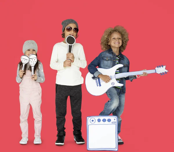 Gyerekek színlelve, hogy a zenei együttes — Stock Fotó