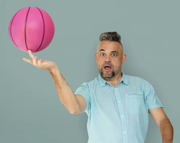 Férfi kosárlabda rózsaszín labda játszik — Stock Fotó