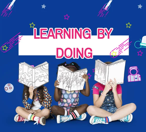 Meisjes lezen van boeken — Stockfoto
