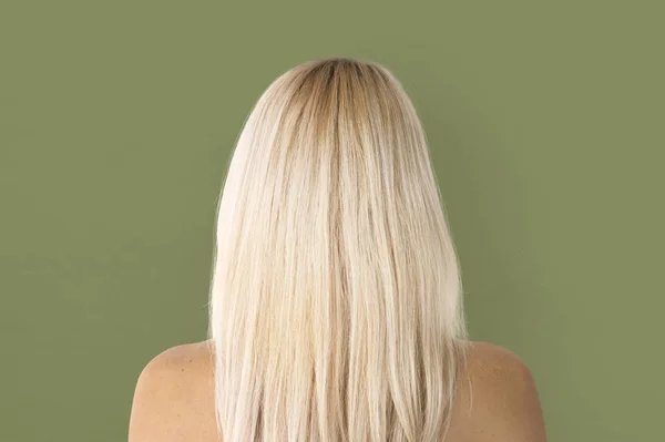 Femme blonde aux cheveux longs — Photo