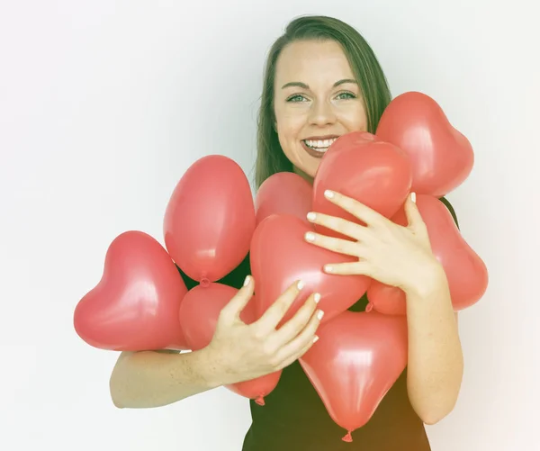 Kvinna och hjärtat ballonger — Stockfoto