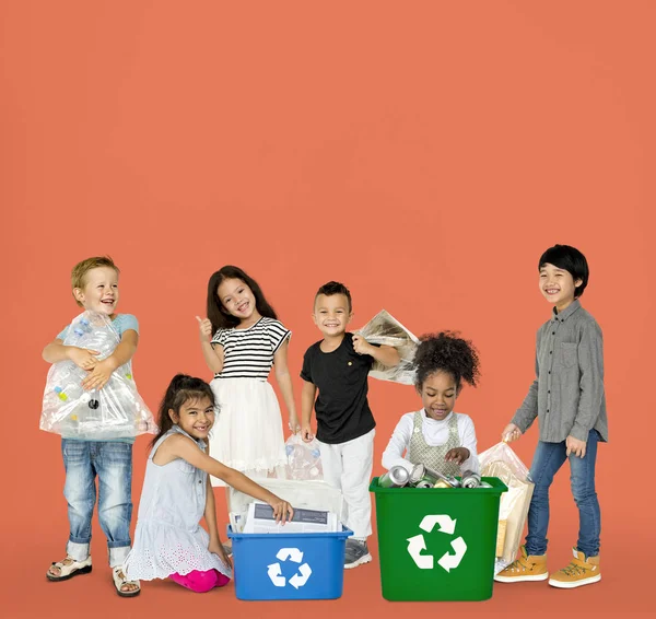 Niños con residuos para reciclar — Foto de Stock