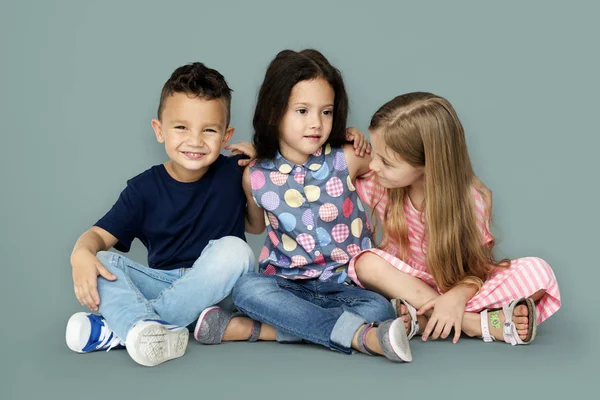 Mijn lieve kinderen kruipen samen — Stockfoto