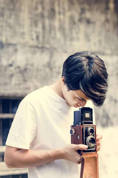 Молодой человек с фотоаппаратом — стоковое фото