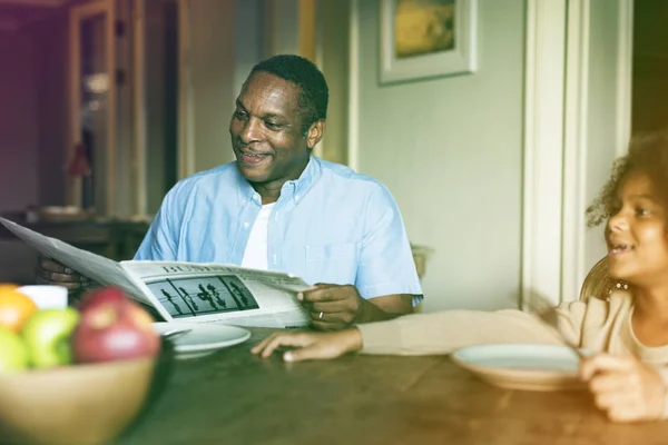 Afrikanische Familie frühstückt — Stockfoto