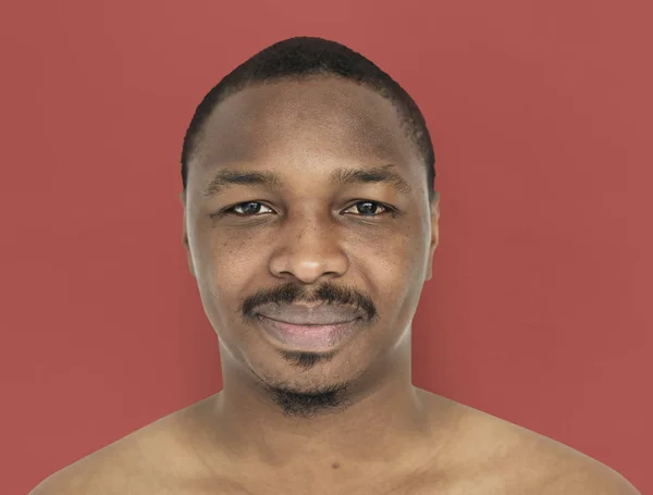 Улыбающийся африканский человек — стоковое фото