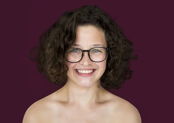 Улыбающаяся счастливая девушка в очках — стоковое фото