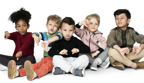 Mijn lieve kinderen, zittend op de vloer — Stockfoto