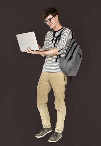 Muž pomocí notebooku — Stock fotografie