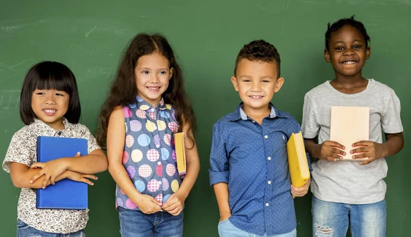 Crianças da escola com livros — Fotografia de Stock