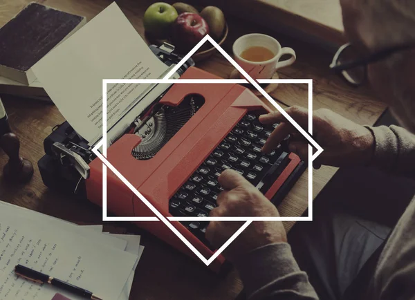 Homme tapant sur machine à écrire vintage — Photo