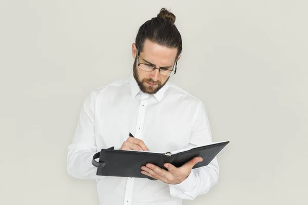 Mannen att göra anteckningar i business dagbok — Stockfoto