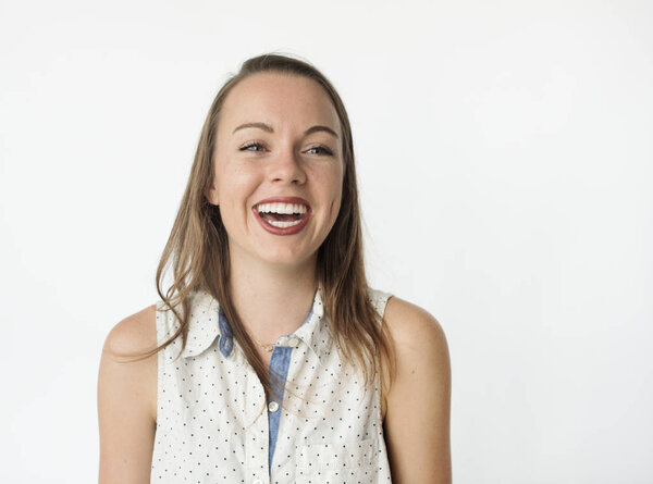  Улыбающаяся кавказская молодая женщина
