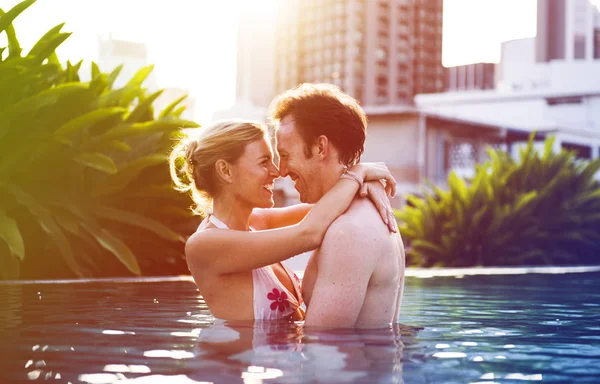 Paar ruht sich im Pool aus — Stockfoto