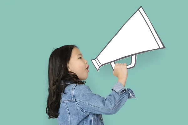 Niña con megáfono de papel — Foto de Stock