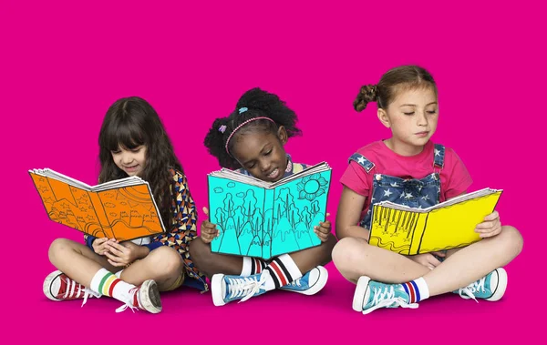 Meninas lendo livros juntos — Fotografia de Stock