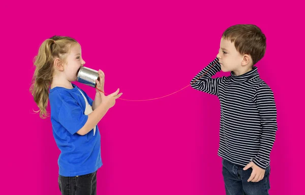 Niños pequeños usando el teléfono de cuerda — Foto de Stock