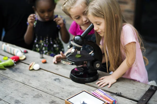 Barn lärande vetenskap med Mikroskop — Stockfoto
