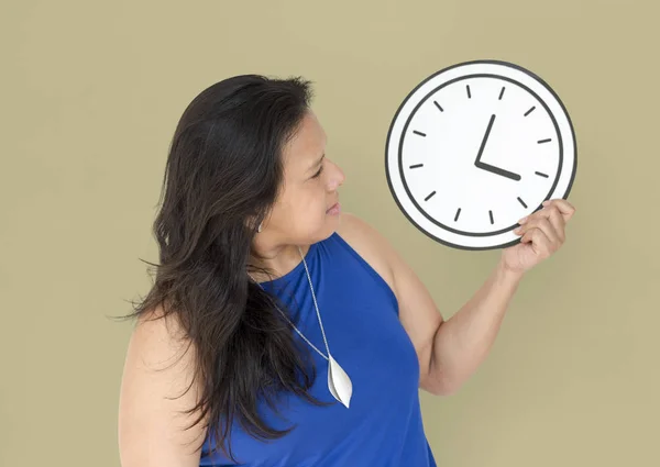Kvinna som håller papper klocka — Stockfoto