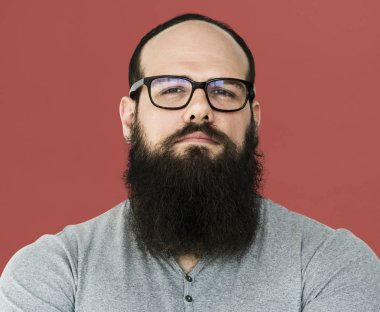 Sakallı adam gözlük takıyor