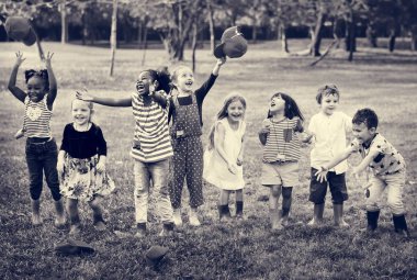 Sahasında oynayan çocuklar 