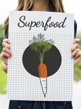 kadın holding afiş havuç ile