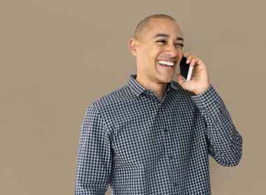 gülümseyen ve cep telefonunuza konuşan adam