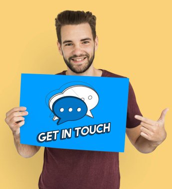 Sakallı afişini tutar 