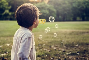 Baloncuklar bir parkta çocuk