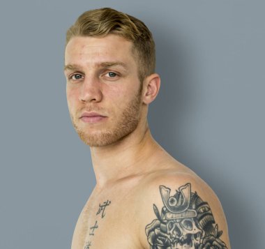 Gömleksiz dövmeli adam