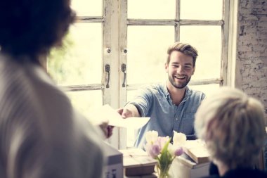 çalışma alanında çalışan iş arkadaşları