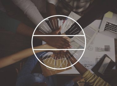 İnsanlar birlikte elele