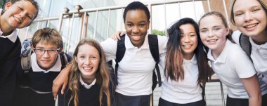 Öğrenciler arkadaşlarının yanına birlikte grup