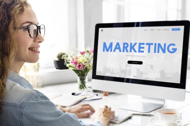 bilgisayar ile çalışan kadın