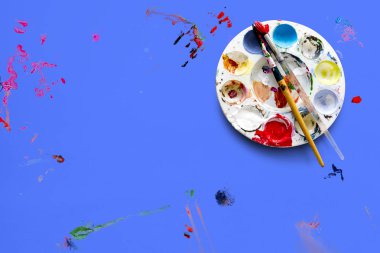 renkli boya ve fırça