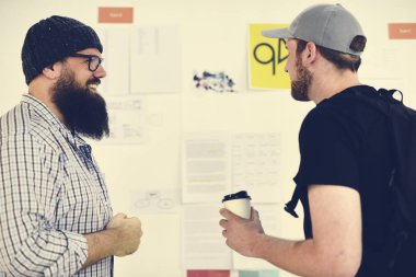 İş adamları konuşuyor.