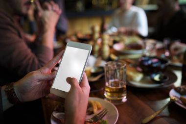 Eller üstünde hareket eden telefon fotoğraf yapma