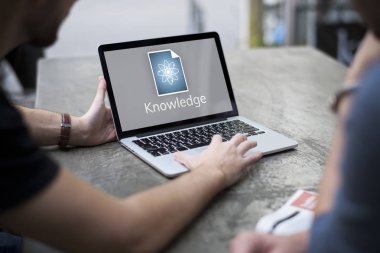 adam gösteren ortak bilgisayar ekranı