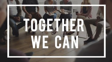 Daire içinde sandalyelere oturan insanlar